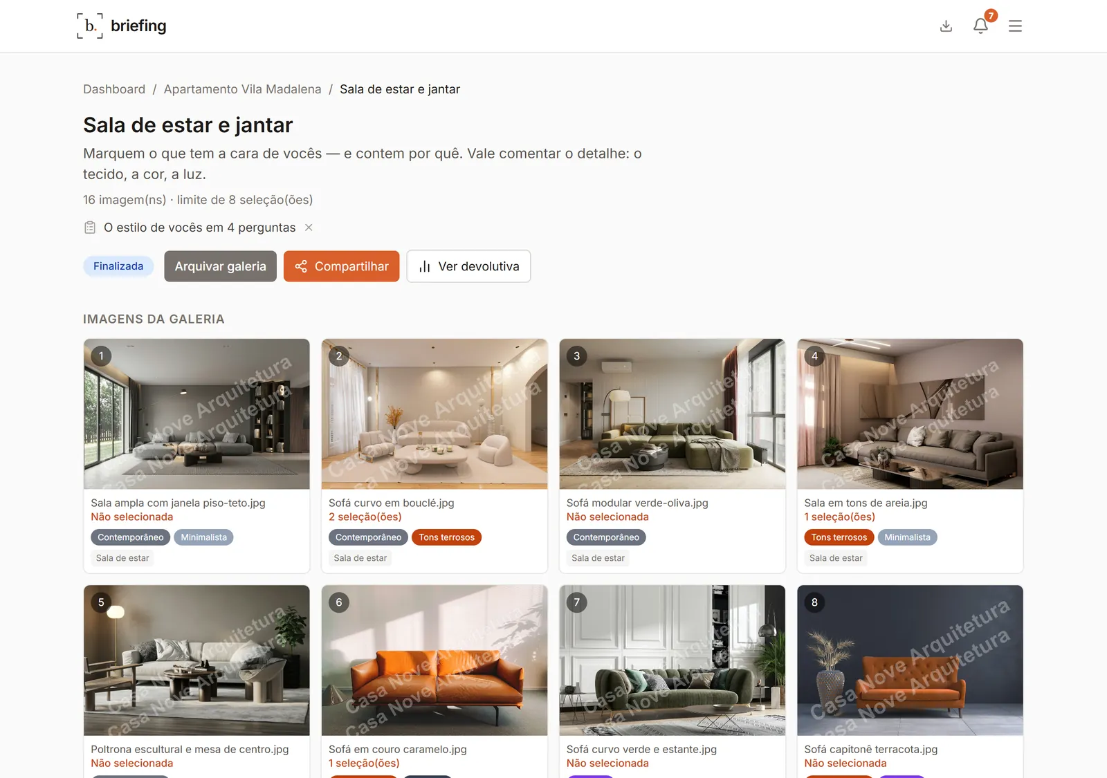 A galeria do arquiteto: dezesseis referências com marca d’água do estúdio, tags de estilo e ambiente, e os botões Compartilhar e Ver devolutiva